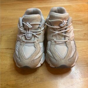 New Balance 9060 Grey Toddler Girls Size 8c loved and worn